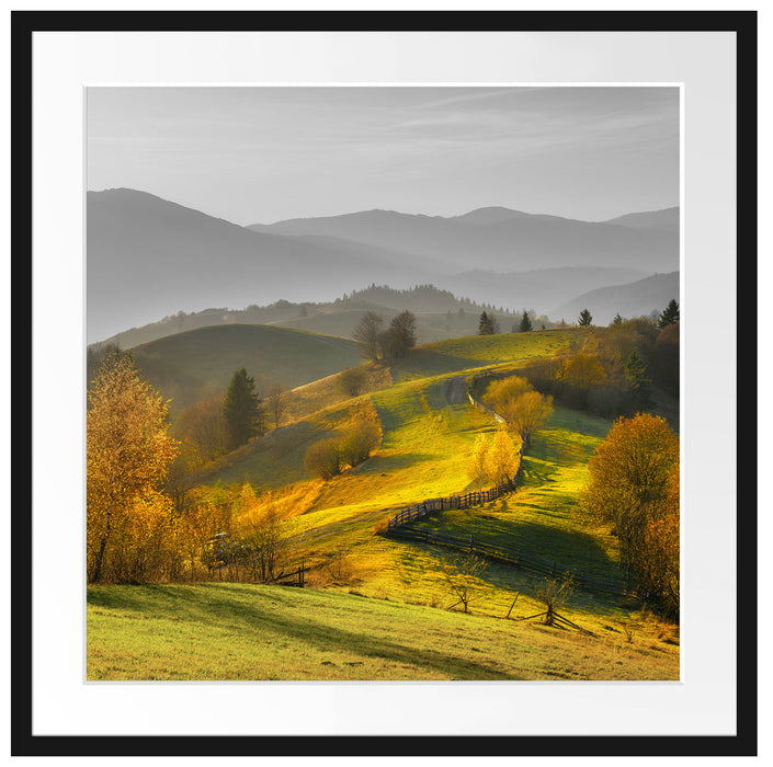 Hügelige Herbstlandschaft bei Sonnenuntergang B&W Detail Passepartout Quadratisch 70