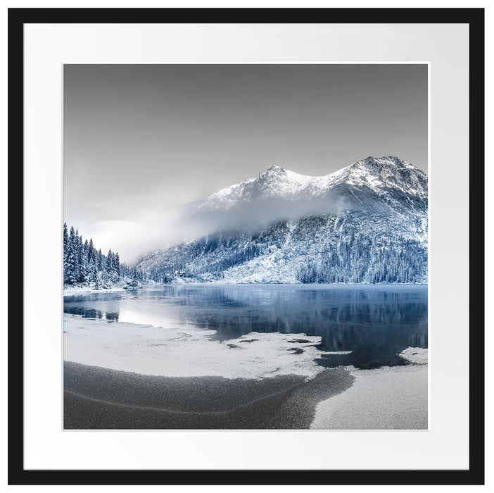 Winterlandschaft mit gefrorenem Bergsee B&W Detail Passepartout Quadratisch 55