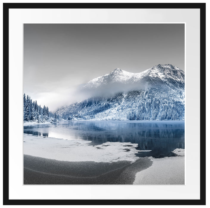 Winterlandschaft mit gefrorenem Bergsee B&W Detail Passepartout Quadratisch 70