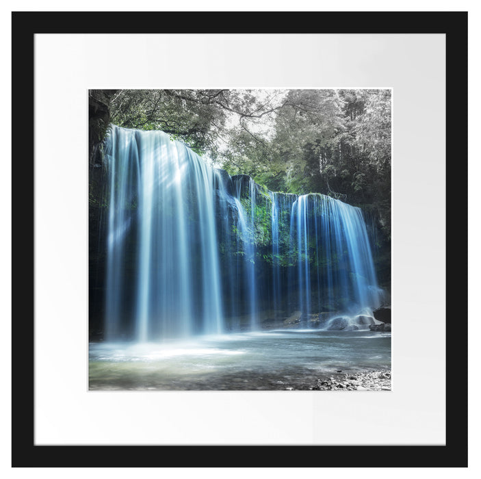 Tropischer Wasserfall im Wald B&W Detail Passepartout Quadratisch 40