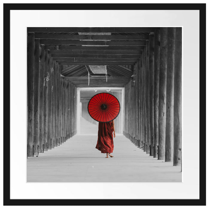 Mönch mit rotem Schirm im Tempelgang B&W Detail Passepartout Quadratisch 55