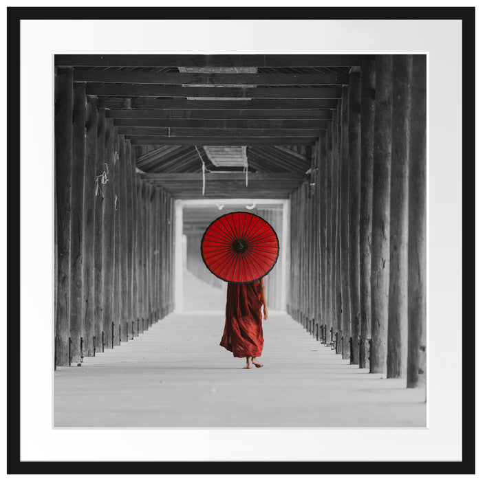 Mönch mit rotem Schirm im Tempelgang B&W Detail Passepartout Quadratisch 70