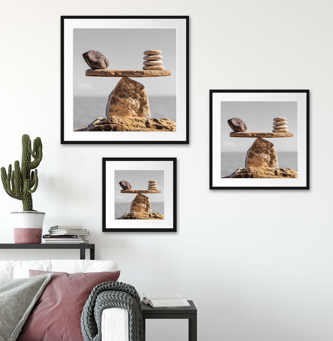 Steinpyramide Waage B&W Detail Passepartout Wohnzimmer Quadratisch