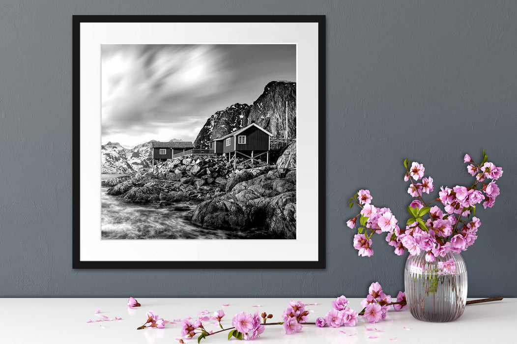 Einsames rotes Haus am Meer in Norwegen, Monochrome Passepartout Detail Quadratisch