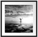 Frau begrüßt den Sonnenaufgang am Meer, Monochrome Passepartout Quadratisch 55