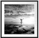 Frau begrüßt den Sonnenaufgang am Meer, Monochrome Passepartout Quadratisch 70