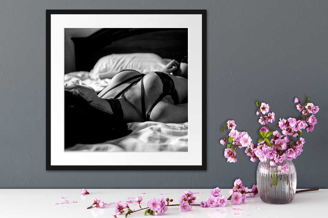 Frau in erotischen Dessous auf Bett, Monochrome Passepartout Detail Quadratisch