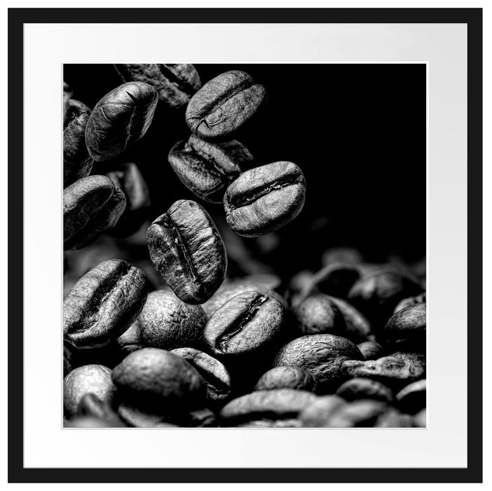 Nahaufnahme fallende Kaffeebohnen, Monochrome Passepartout Quadratisch 55