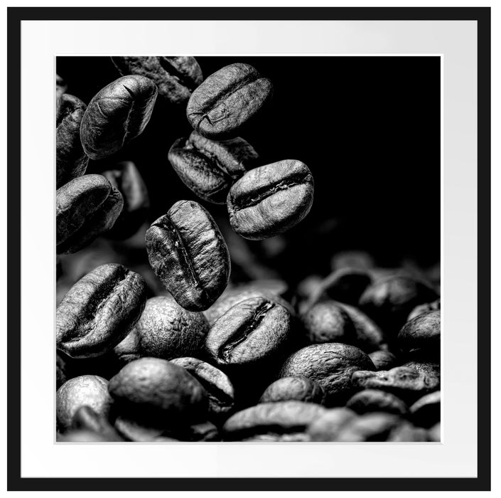 Nahaufnahme fallende Kaffeebohnen, Monochrome Passepartout Quadratisch 70