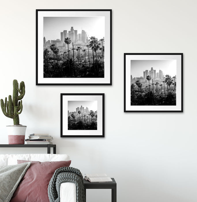 Palmen vor Skyline von Los Angeles, Monochrome Passepartout Wohnzimmer Quadratisch