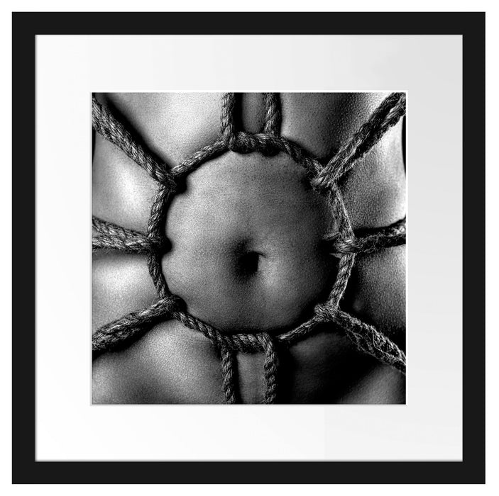 Kreis aus Seilen auf nacktem Körper, Monochrome Passepartout Quadratisch 40