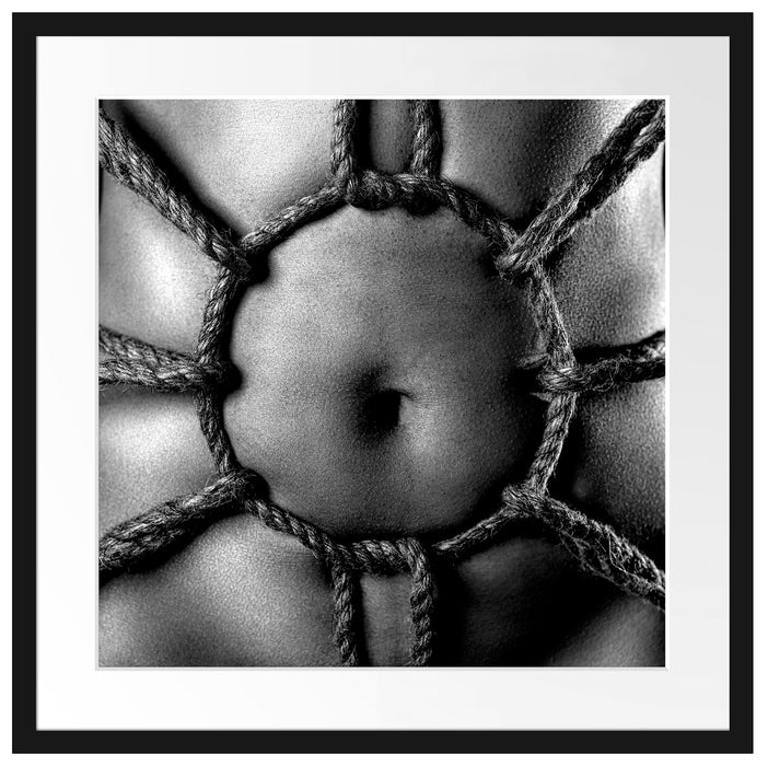 Kreis aus Seilen auf nacktem Körper, Monochrome Passepartout Quadratisch 55