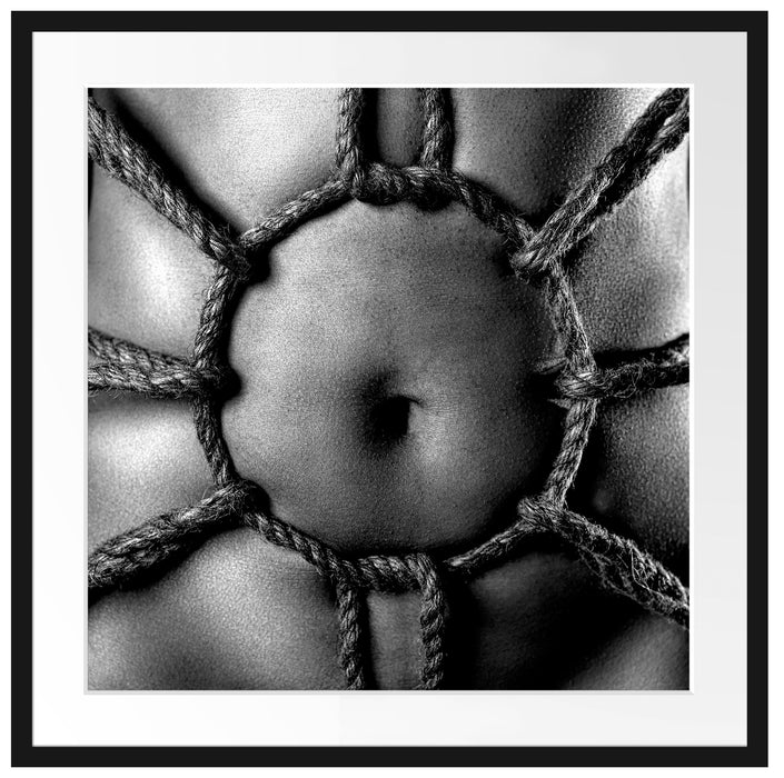 Kreis aus Seilen auf nacktem Körper, Monochrome Passepartout Quadratisch 70
