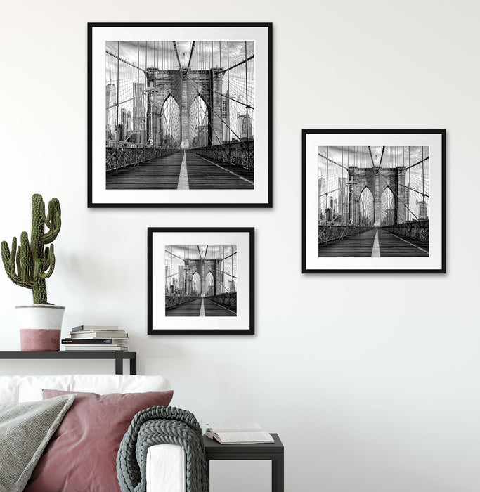 Leere Brooklyn Bridge in New York City, Monochrome Passepartout Wohnzimmer Quadratisch
