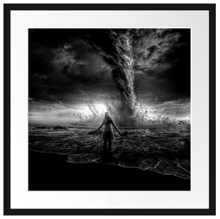 Frau am Strand vor düsterem Tornado, Monochrome Passepartout Quadratisch 55