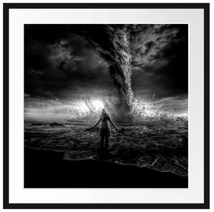 Frau am Strand vor düsterem Tornado, Monochrome Passepartout Quadratisch 70