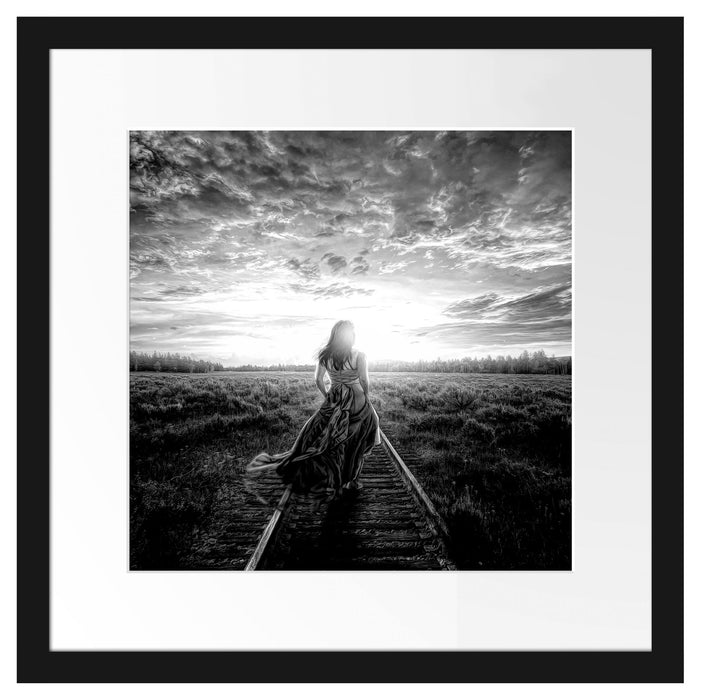 Frau auf Schienen bei Sonnenuntergang, Monochrome Passepartout Quadratisch 40