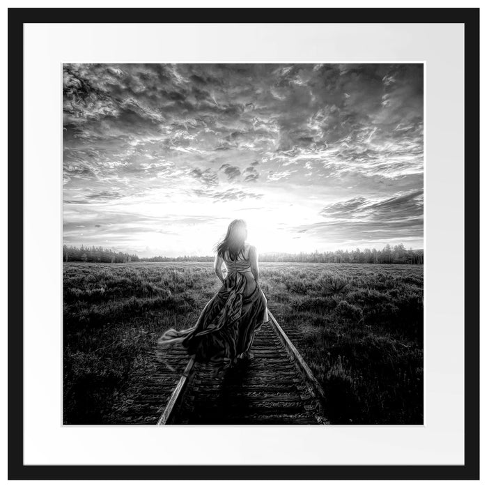 Frau auf Schienen bei Sonnenuntergang, Monochrome Passepartout Quadratisch 55