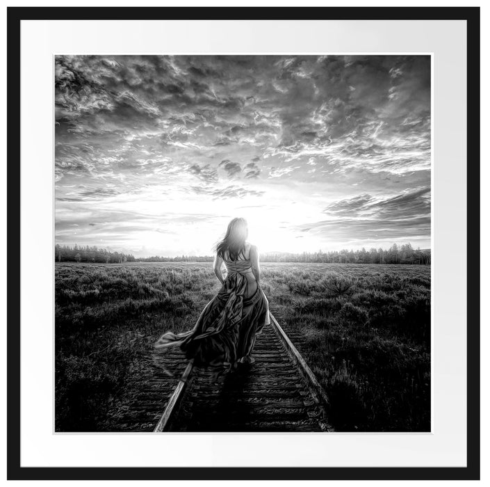 Frau auf Schienen bei Sonnenuntergang, Monochrome Passepartout Quadratisch 70