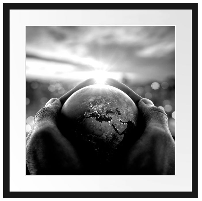 Die Erde in den Händen vor Stadt Skyline, Monochrome Passepartout Quadratisch 55
