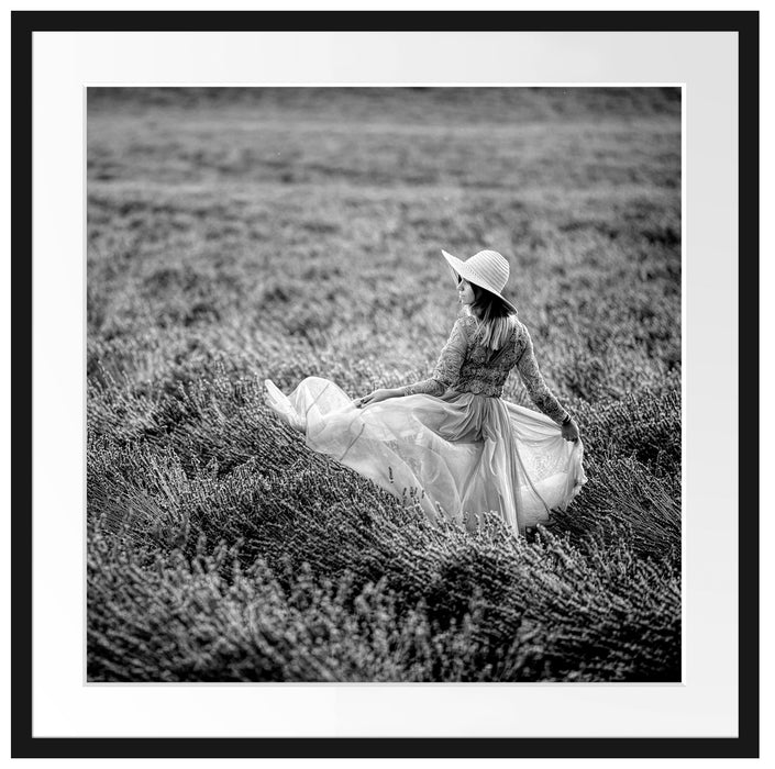 Frau im Kleid läuft durch Lavendelfeld, Monochrome Passepartout Quadratisch 70