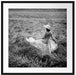 Frau im Kleid läuft durch Lavendelfeld, Monochrome Passepartout Quadratisch 70