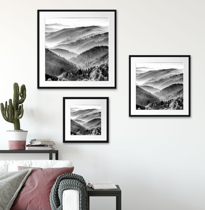 Nebelige Berglandschaft im Herbst, Monochrome Passepartout Wohnzimmer Quadratisch