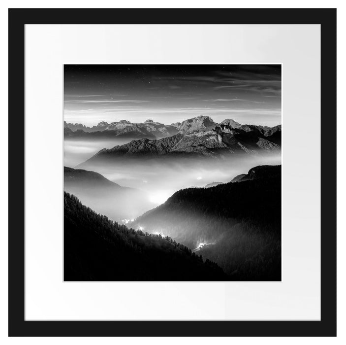 Leuchtender Nebel in Bergtälern, Monochrome Passepartout Quadratisch 40