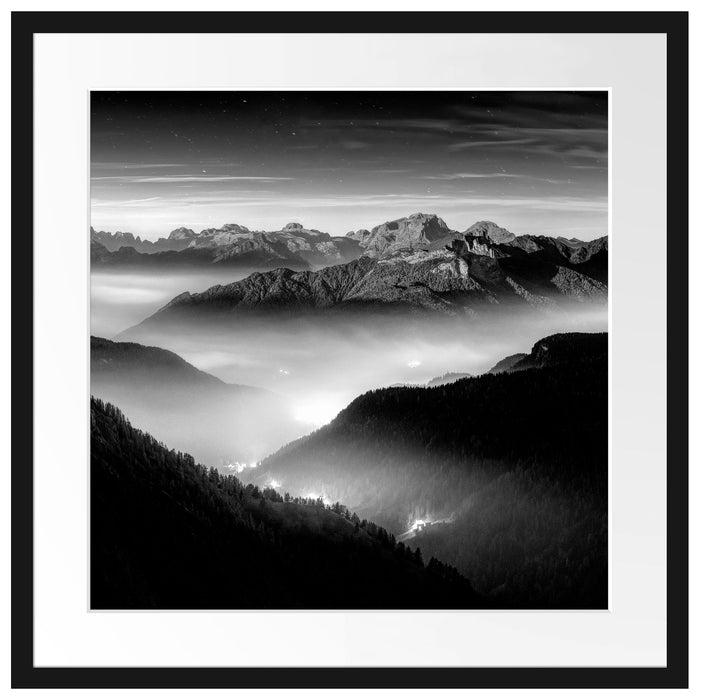 Leuchtender Nebel in Bergtälern, Monochrome Passepartout Quadratisch 55