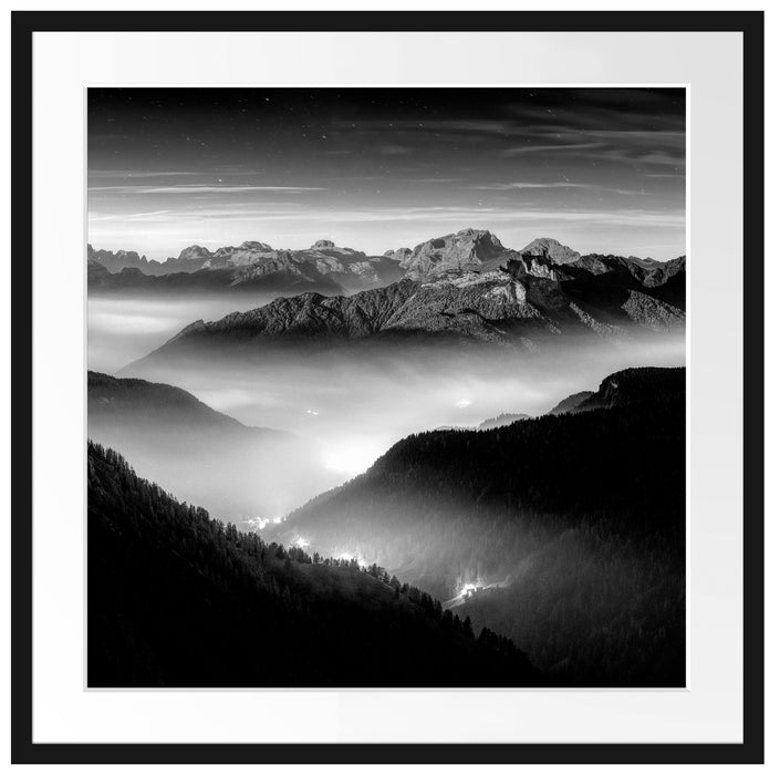 Leuchtender Nebel in Bergtälern, Monochrome Passepartout Quadratisch 70