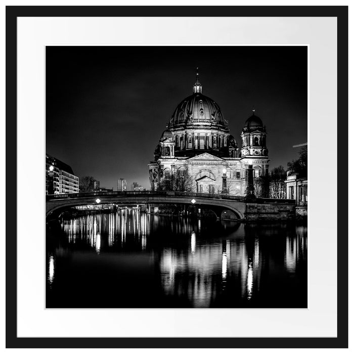 Berliner Dom an der Spree bei Nacht, Monochrome Passepartout Quadratisch 55