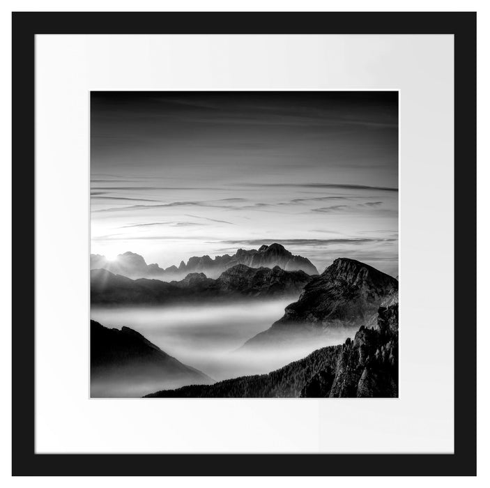 Vernebelte Berge bei Sonnenaufgang, Monochrome Passepartout Quadratisch 40