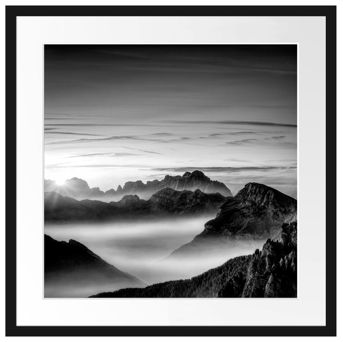 Vernebelte Berge bei Sonnenaufgang, Monochrome Passepartout Quadratisch 55