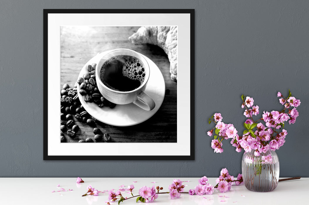 Tasse Kaffee mit Bohnen und Croissant, Monochrome Passepartout Detail Quadratisch