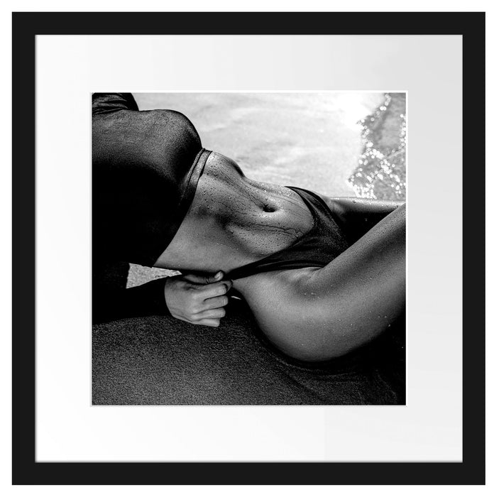 Frau in schwarzem Bikini liegt am Strand, Monochrome Passepartout Quadratisch 40