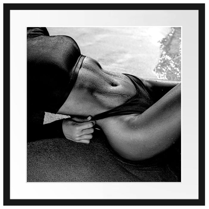 Frau in schwarzem Bikini liegt am Strand, Monochrome Passepartout Quadratisch 55