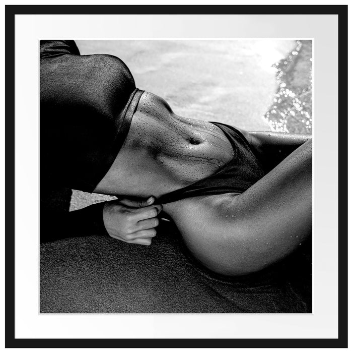 Frau in schwarzem Bikini liegt am Strand, Monochrome Passepartout Quadratisch 70