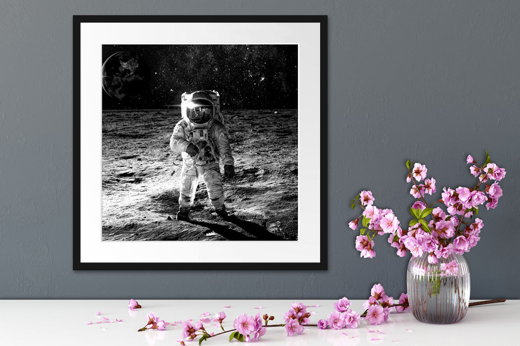 Einsamer Astronaut auf dem Mond, Monochrome Passepartout Detail Quadratisch
