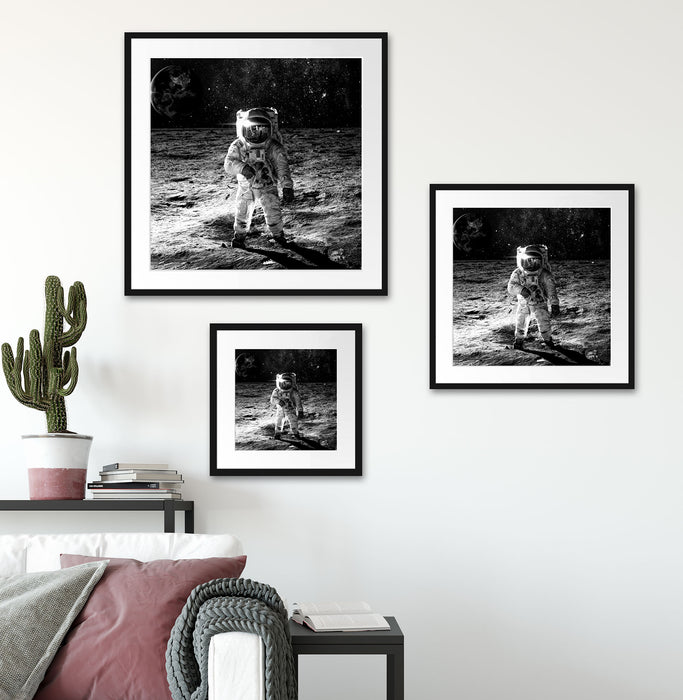 Einsamer Astronaut auf dem Mond, Monochrome Passepartout Wohnzimmer Quadratisch