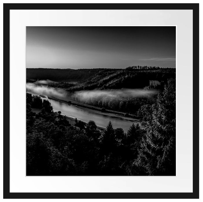 Nebel über Fluss in Waldlandschaft, Monochrome Passepartout Quadratisch 55