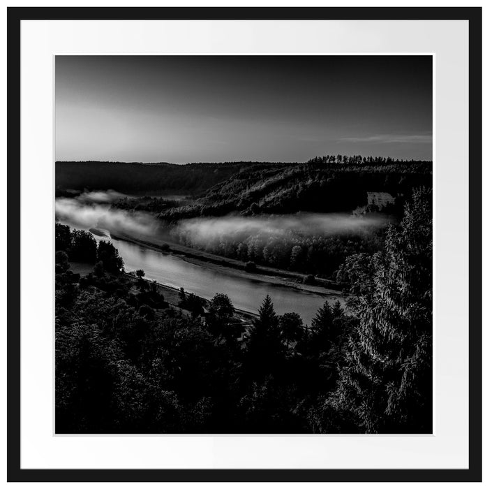 Nebel über Fluss in Waldlandschaft, Monochrome Passepartout Quadratisch 70