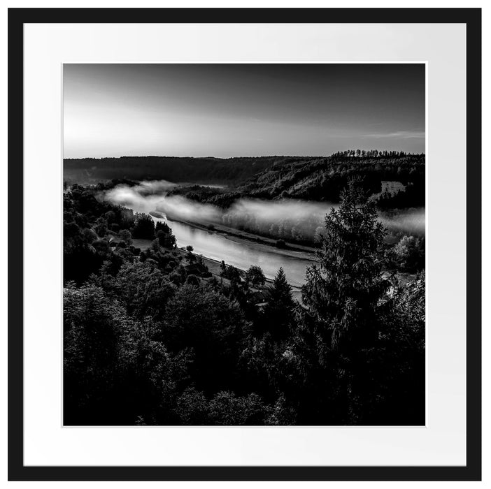 Nebel über Fluss bei Sonnenaufgang, Monochrome Passepartout Quadratisch 55