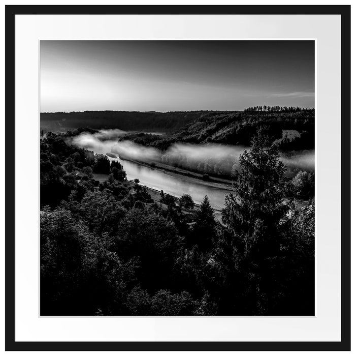 Nebel über Fluss bei Sonnenaufgang, Monochrome Passepartout Quadratisch 70