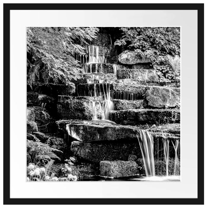 Kleiner Wasserfall über Steinplatten, Monochrome Passepartout Quadratisch 55