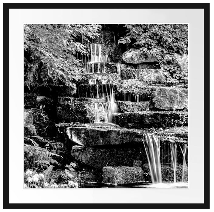 Kleiner Wasserfall über Steinplatten, Monochrome Passepartout Quadratisch 70