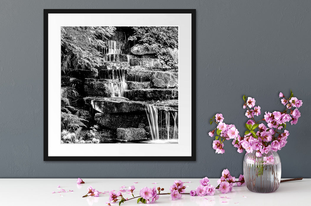Kleiner Wasserfall über Steinplatten, Monochrome Passepartout Detail Quadratisch