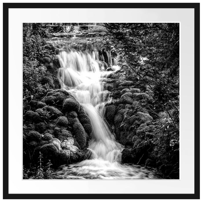 Wasserfall im grünen Wald, Monochrome Passepartout Quadratisch 70
