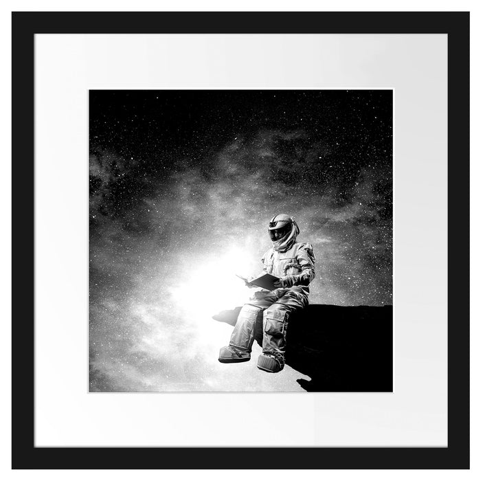 Lesender Astronaut auf Vorsprung vor Galaxie, Monochrome Passepartout Quadratisch 40