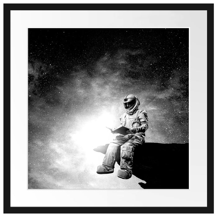 Lesender Astronaut auf Vorsprung vor Galaxie, Monochrome Passepartout Quadratisch 55