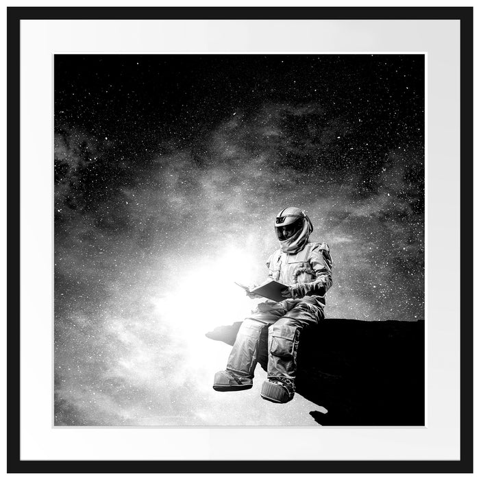 Lesender Astronaut auf Vorsprung vor Galaxie, Monochrome Passepartout Quadratisch 70
